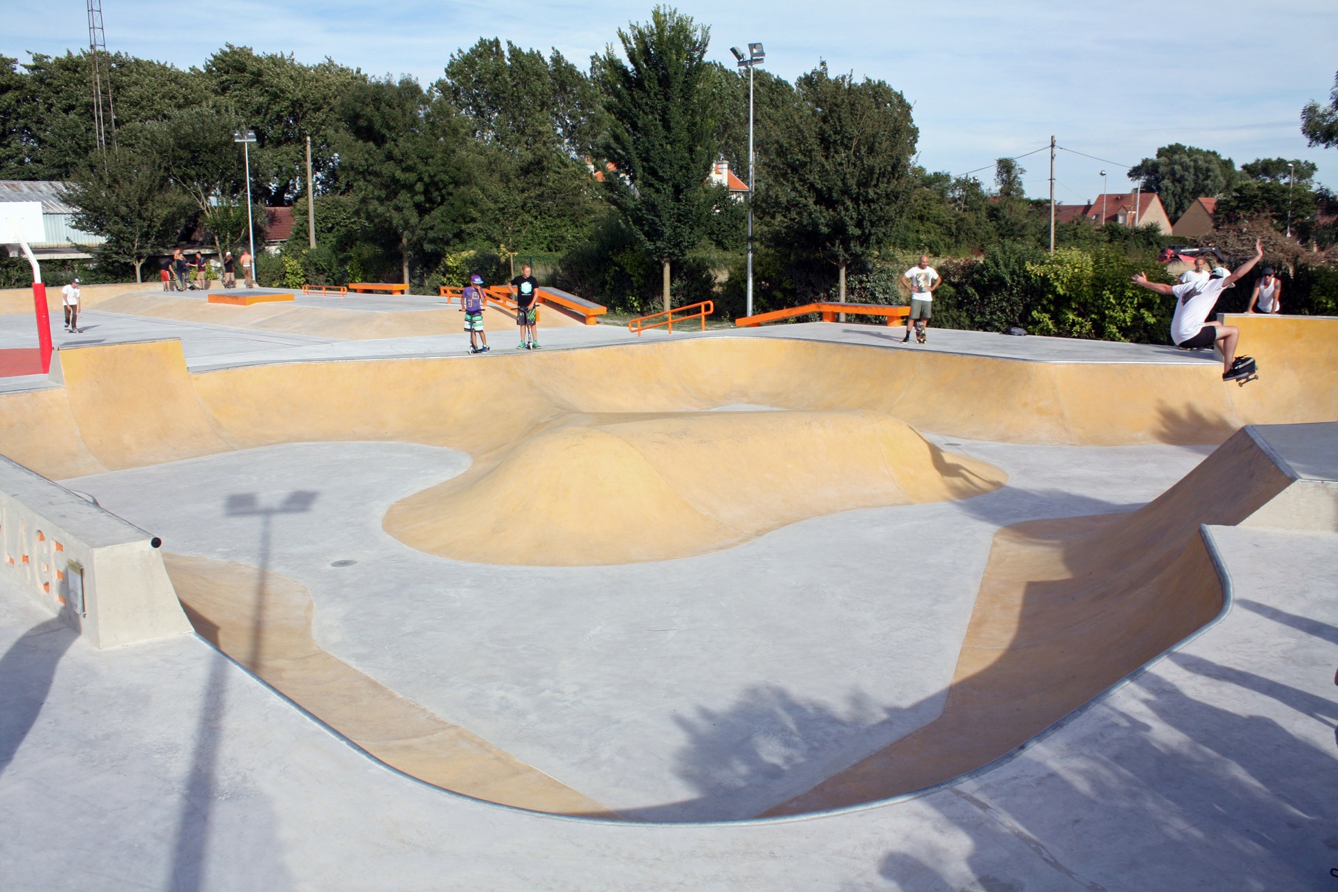 Espace Jeunes Loon Plage Skate Spot
