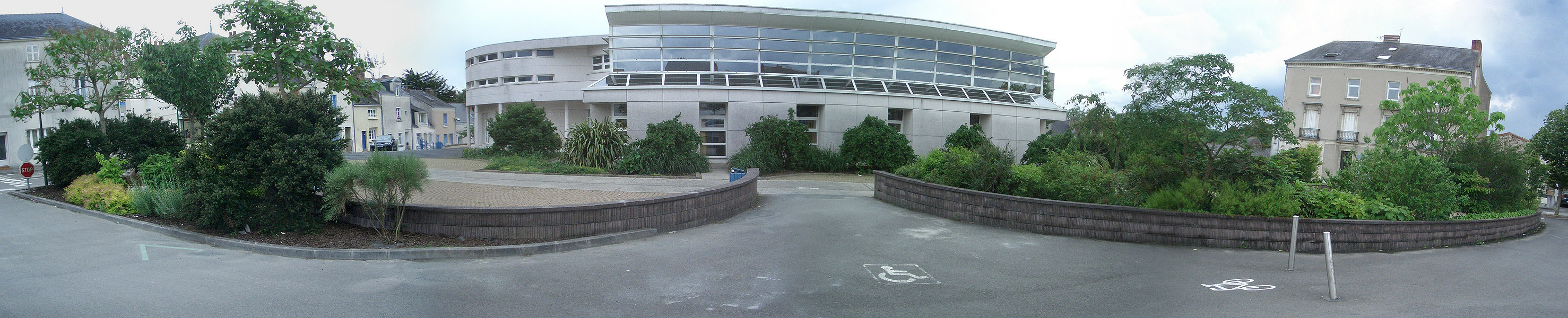 Médiathèque La Pléiade Spot Street Ancenis Skate Spot 3/5