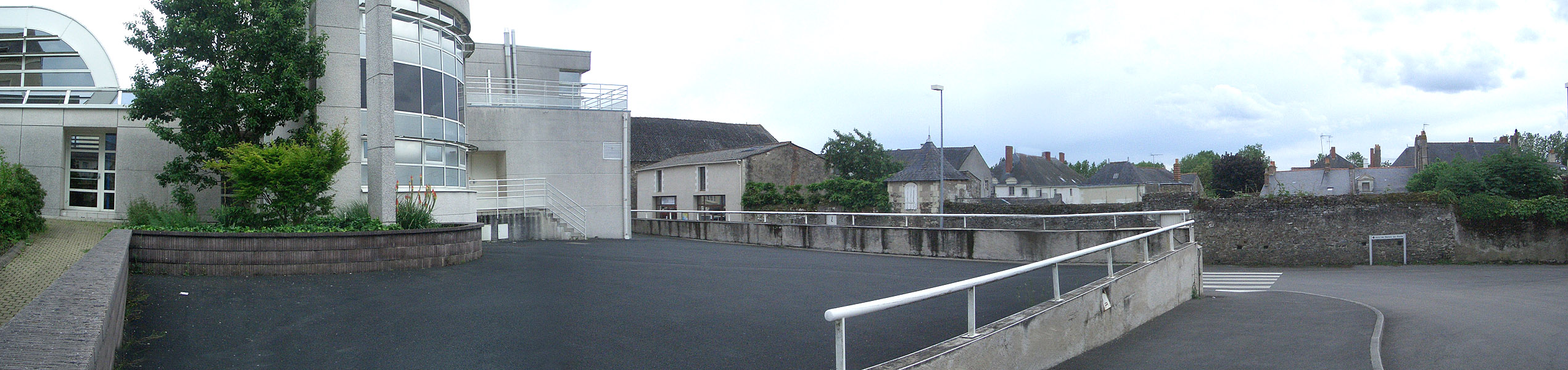Médiathèque La Pléiade Spot Street Ancenis Skate Spot 3/5