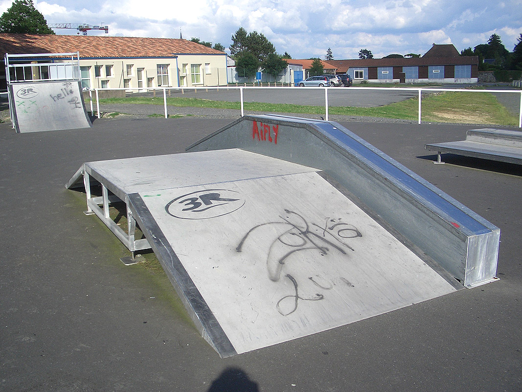 Richardières Skatepark Aigrefeuille sur maine Skate Spot 1/5