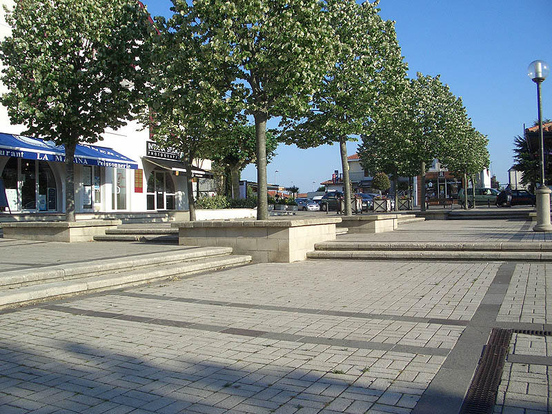 Les Cinq Cantons Plaza Anglet Skate Spot 4/5