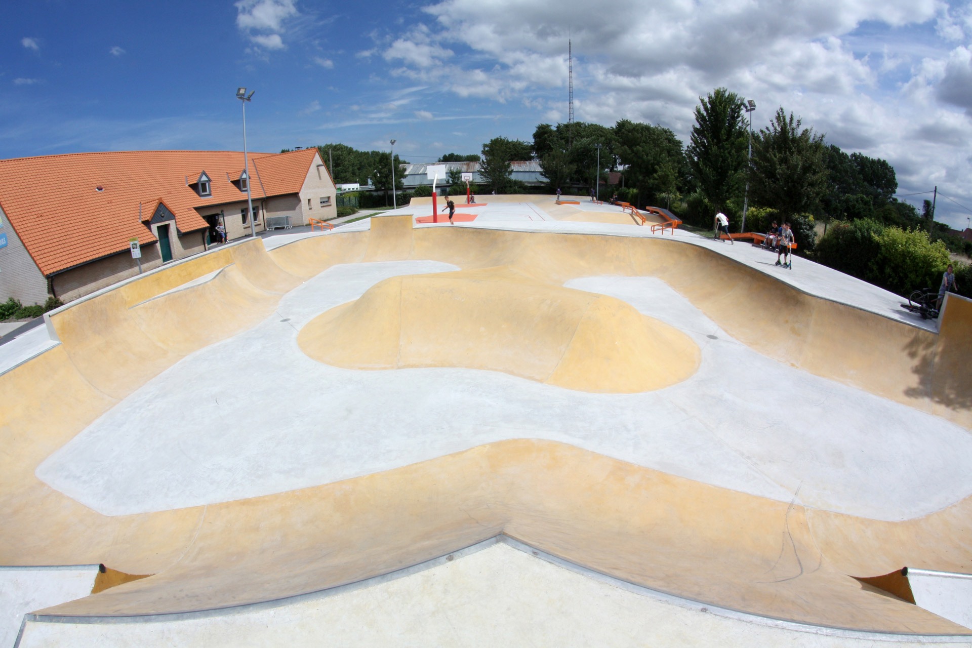 Espace Jeunes Loon Plage Skate Spot