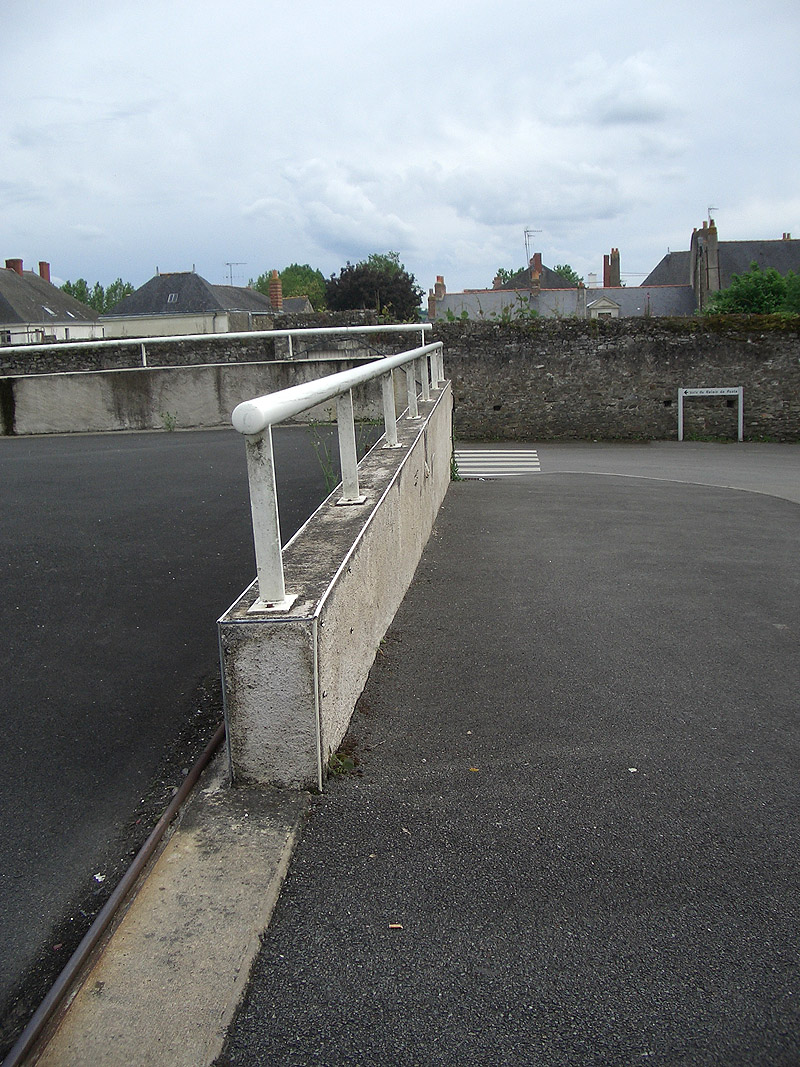 Médiathèque La Pléiade Spot Street Ancenis Skate Spot 3/5