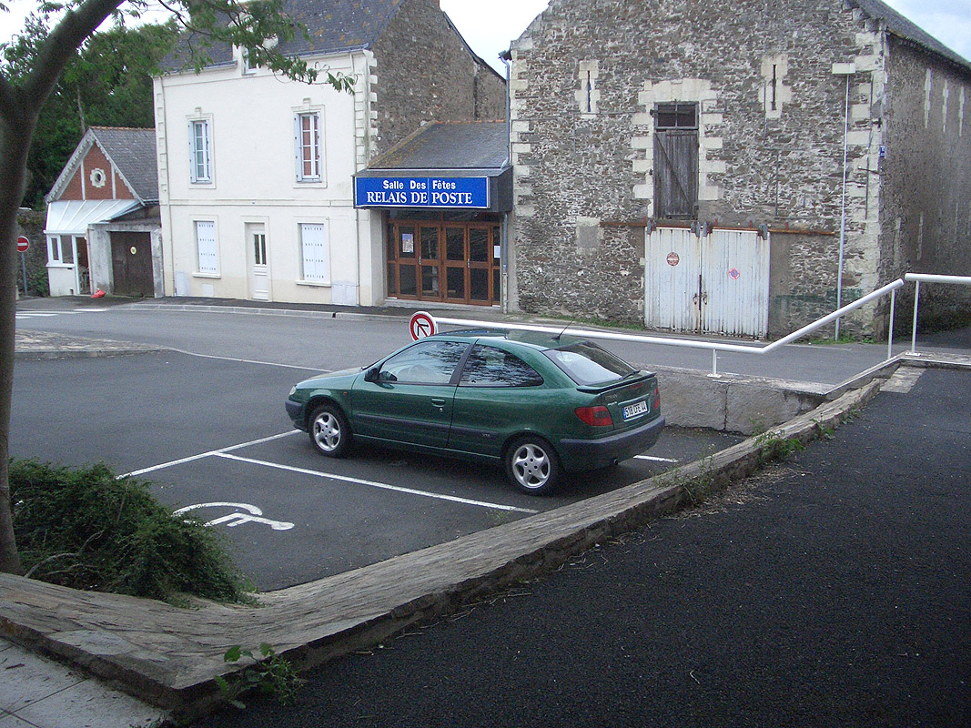 Médiathèque La Pléiade Spot Street Ancenis Skate Spot 3/5