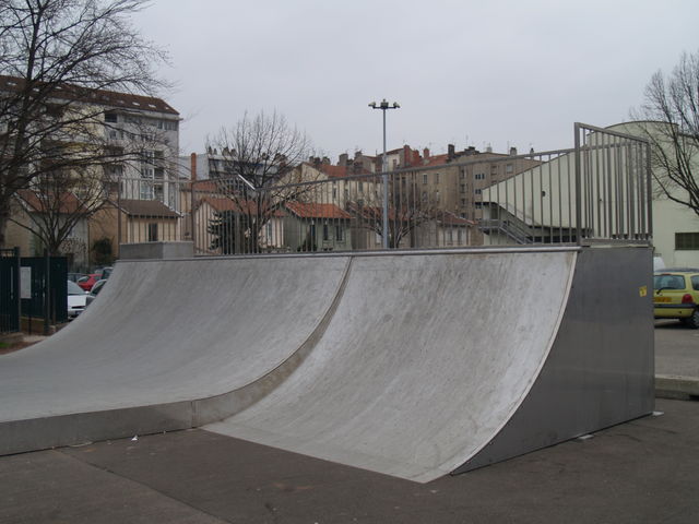 Parc Barros Mini Villeurbanne Skate Spot 2/5