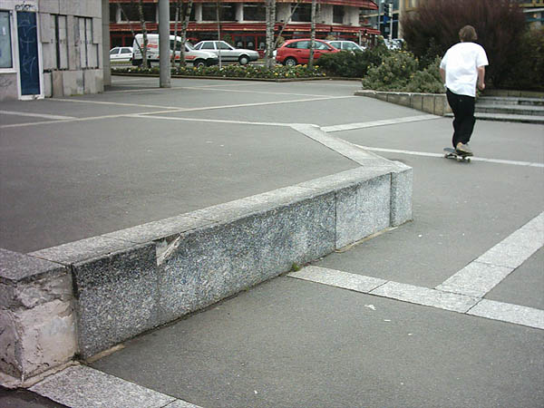 Le Quartz Plaza Brest Skate Spot 4/5