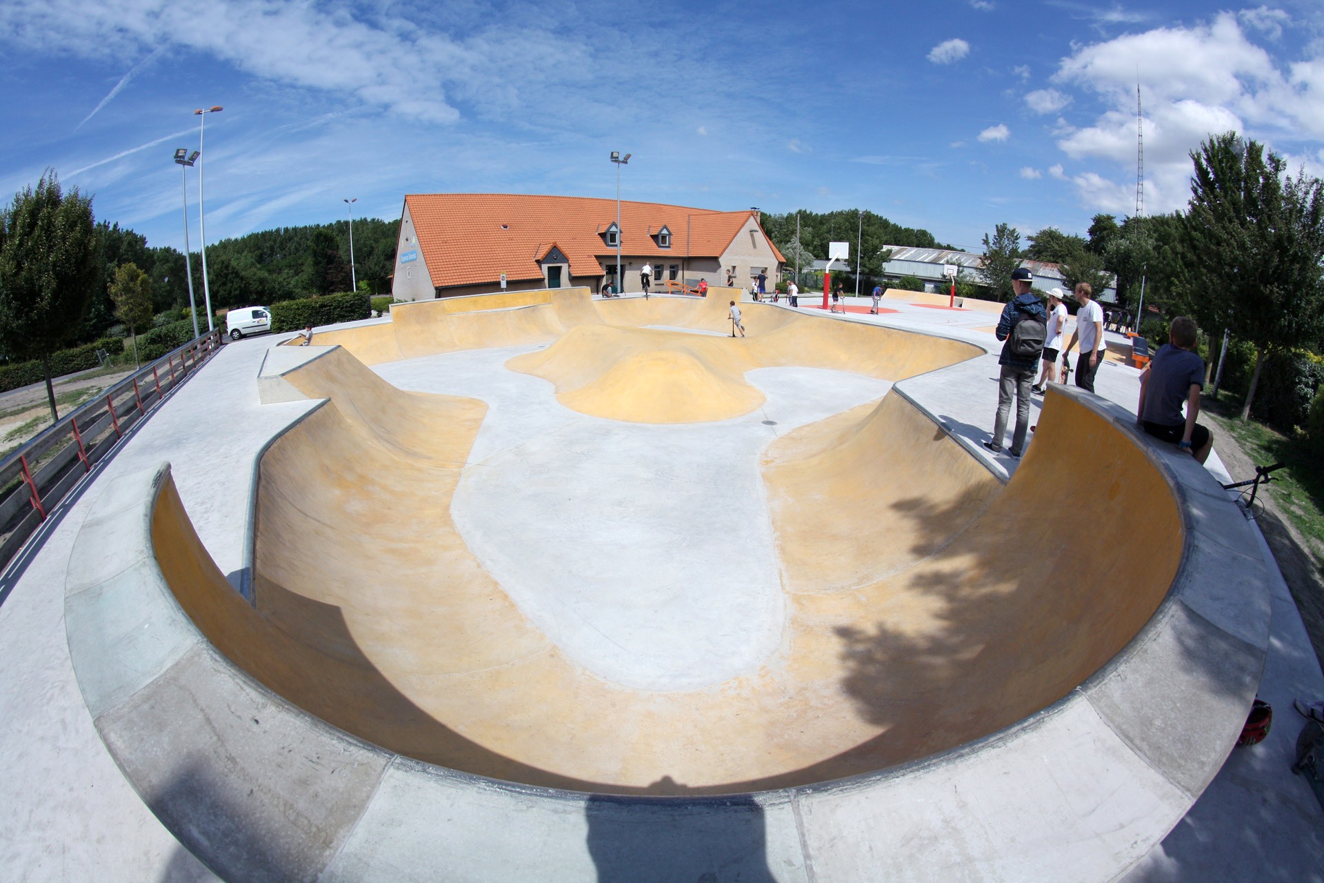 Espace Jeunes Loon Plage Skate Spot