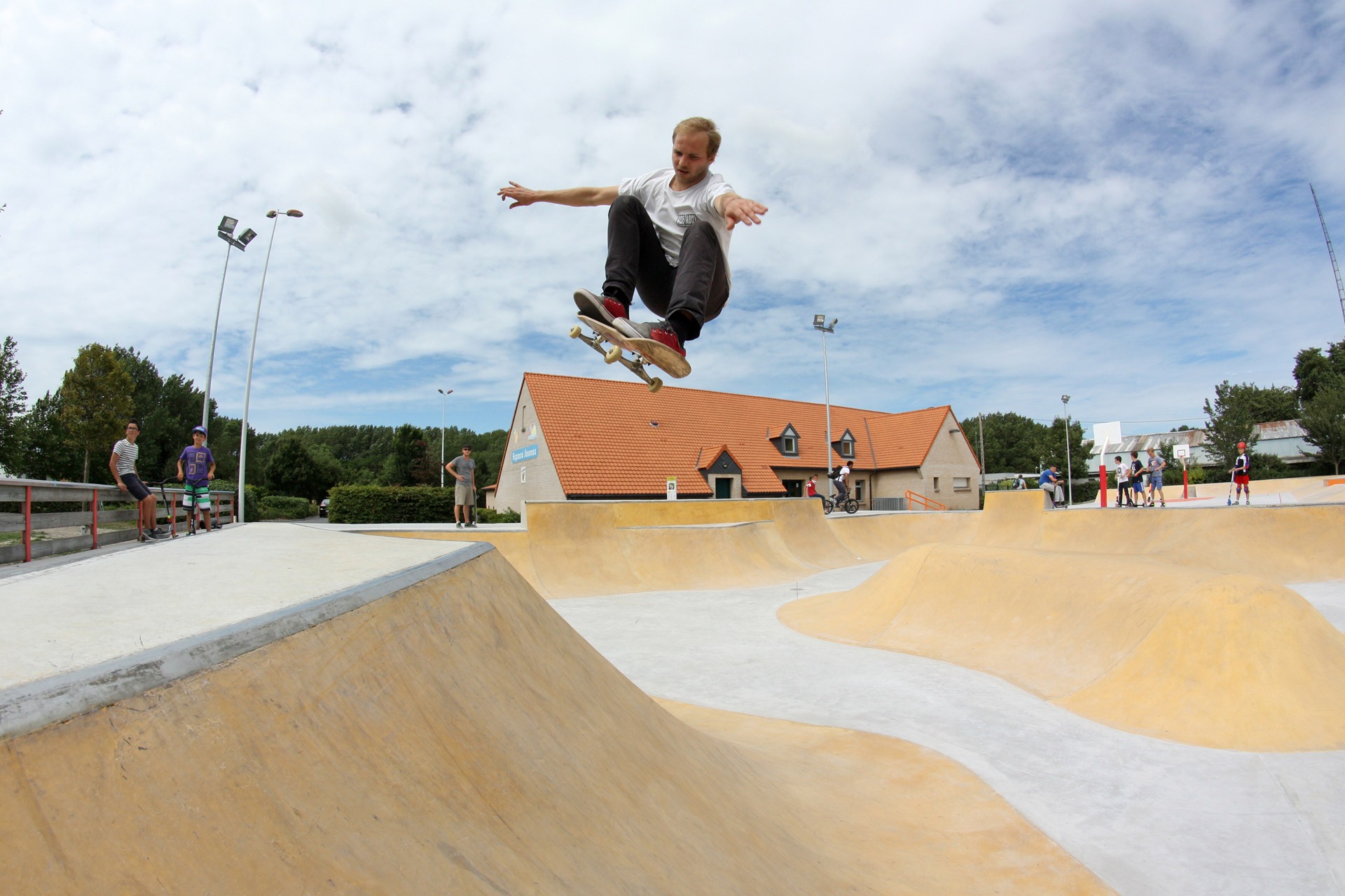 Espace Jeunes Skatepark Loon Plage Skate Spot 4/5