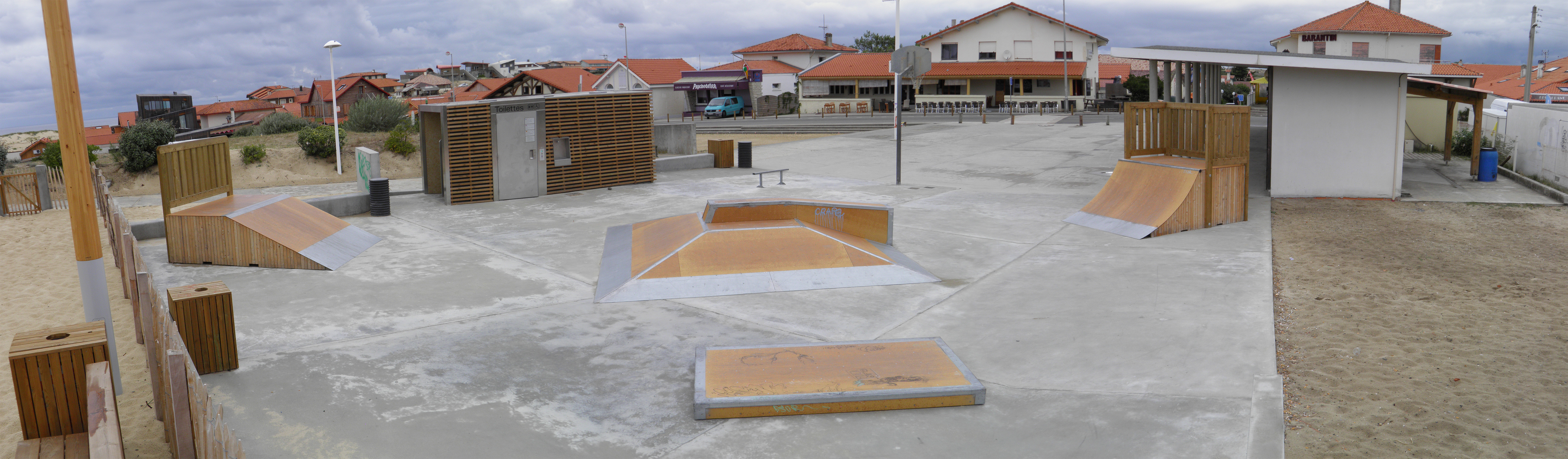 La Place Saint Julien en Born Skate Spot