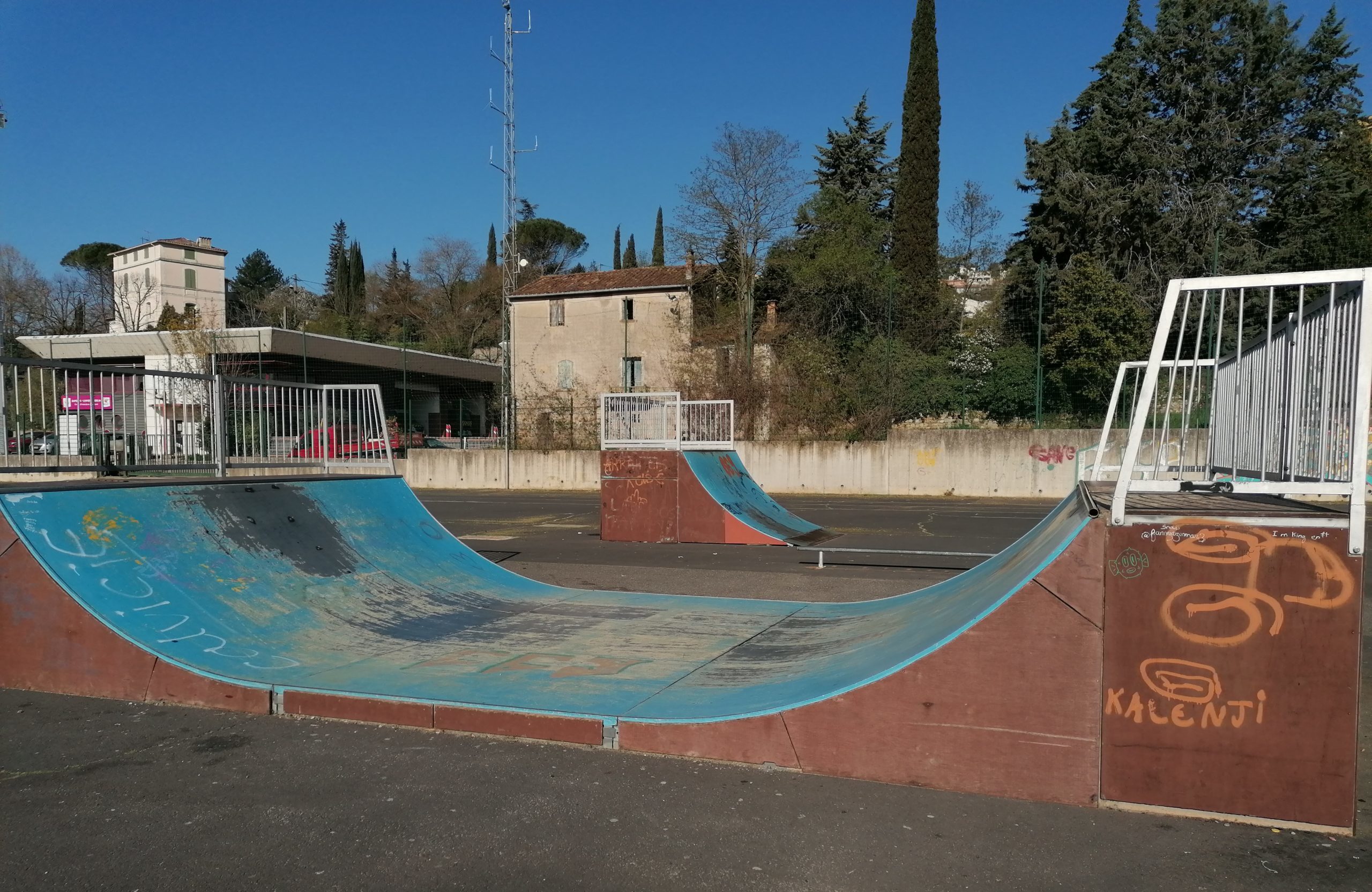 Aire du Grézac Lodève Skate Spot