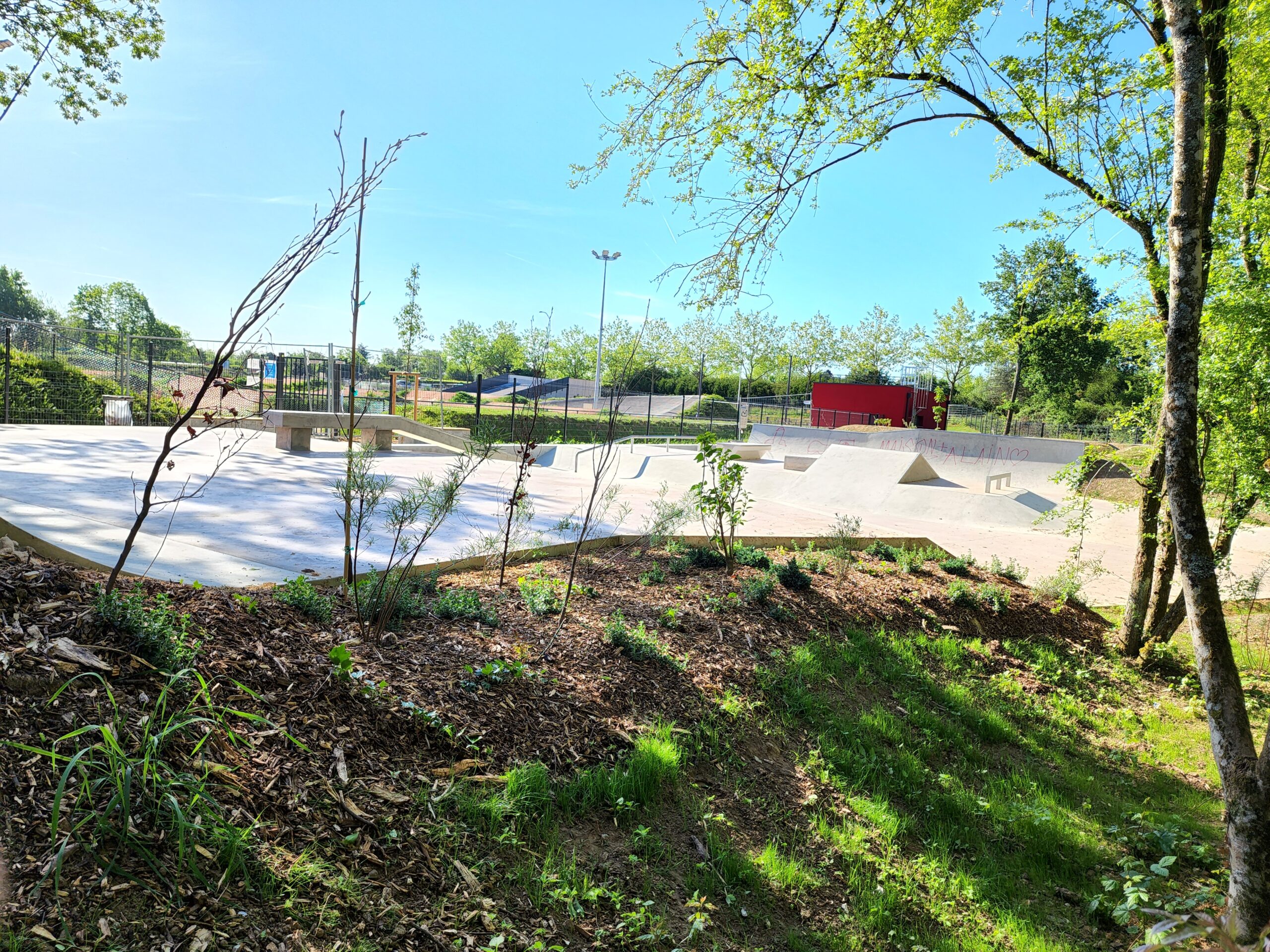 La Remise Voisins le Bretonneux Skate Spot