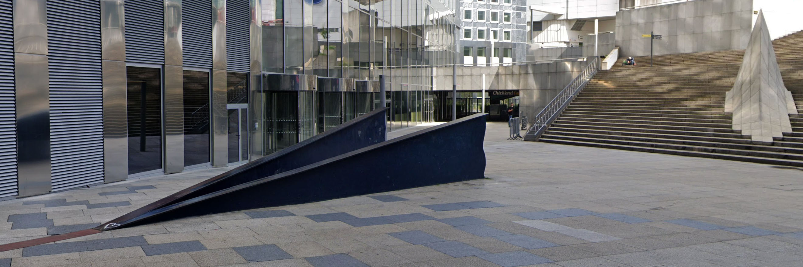 The Steel Curb Puteaux Skate Spot