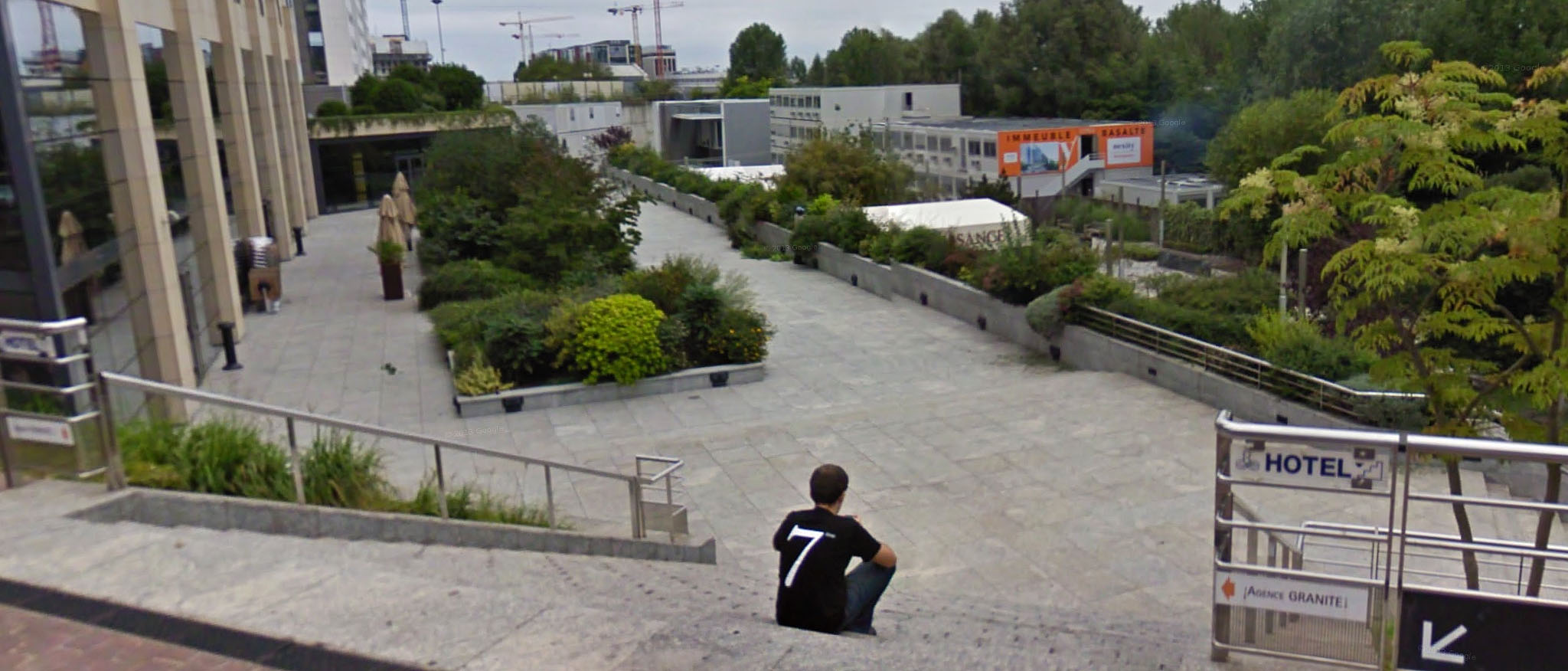 Hôtel Renaissance Puteaux Skate Spot