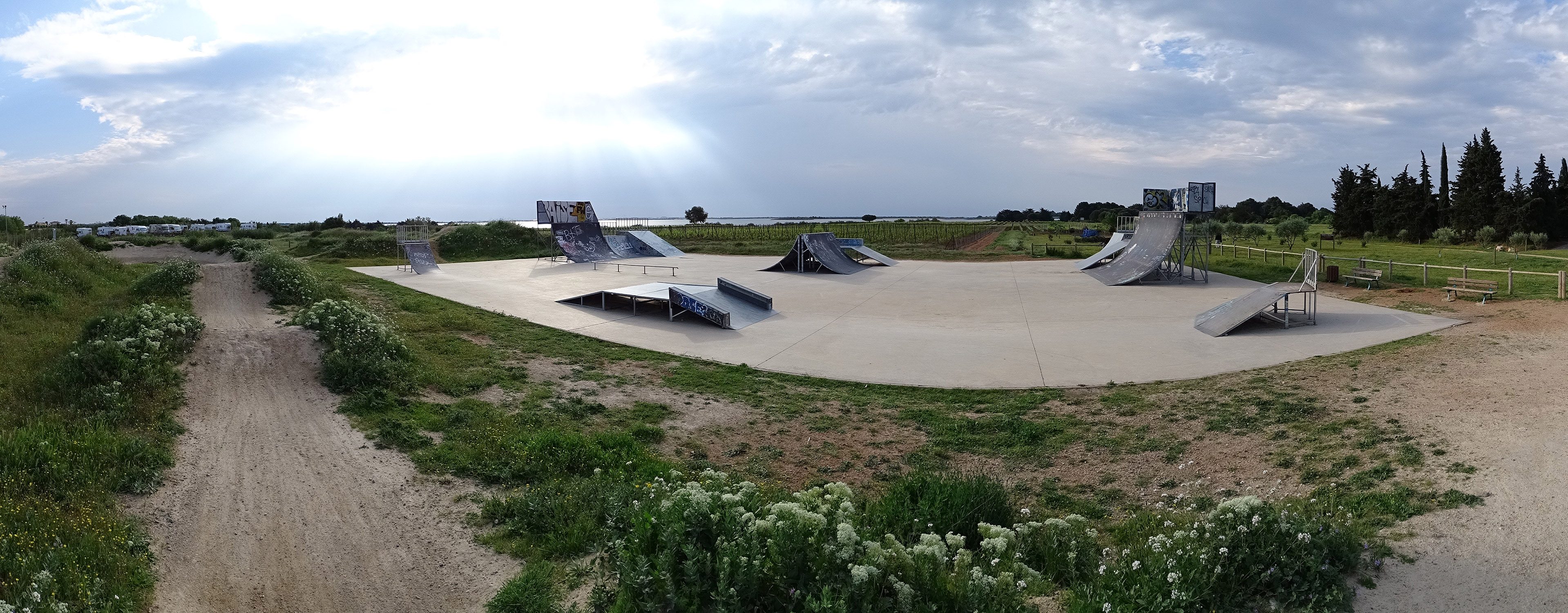 Stade Mimoun Villeneuve lès Maguelone Skate Spot