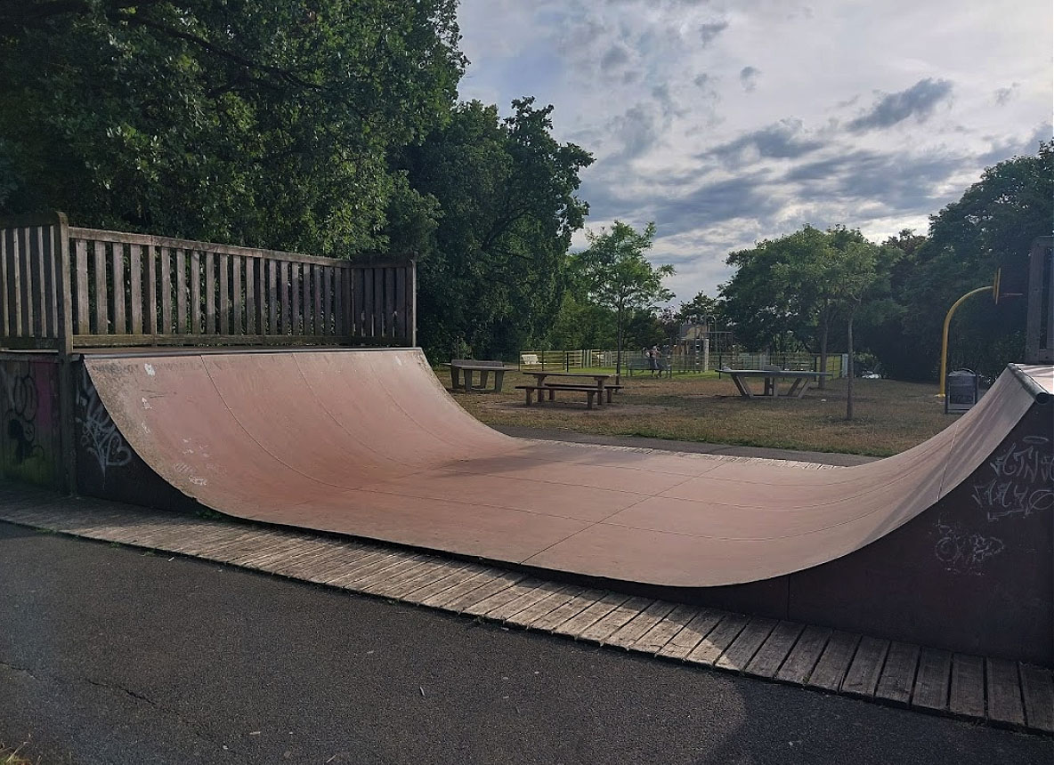 Lac des Bretonnières Joué lès Tours Skate Spot
