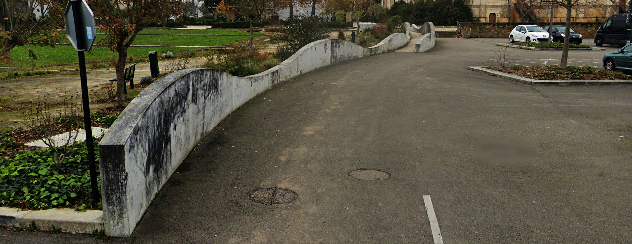Place de l' Église La Chapelle sur Erdre Skate Spot