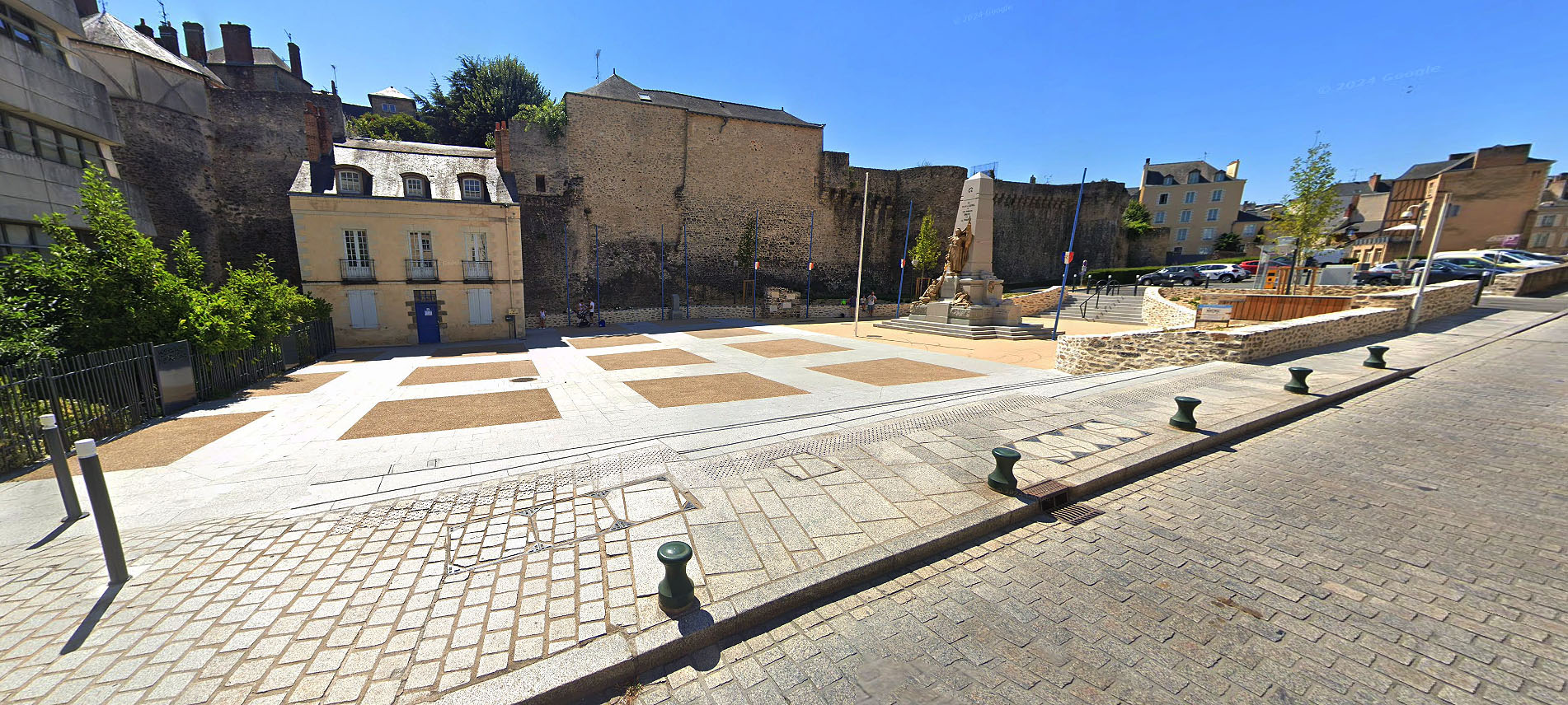 Place des Remparts Laval Skate Spot