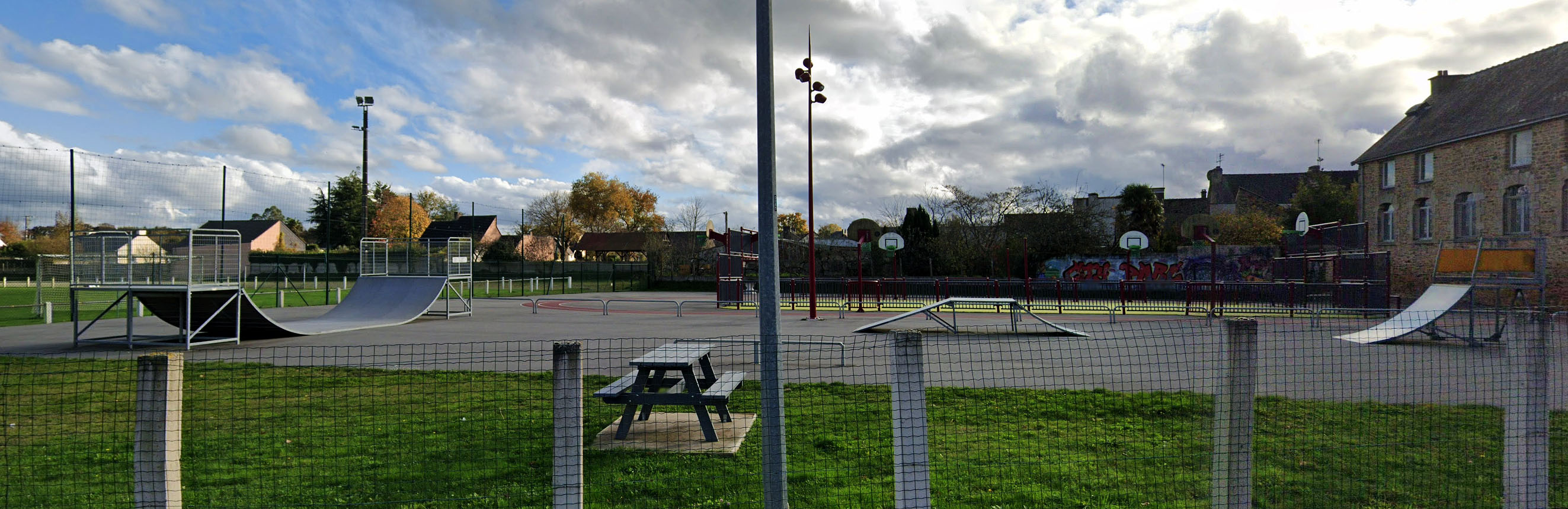 Médiathèque Bains sur Oust Skate Spot
