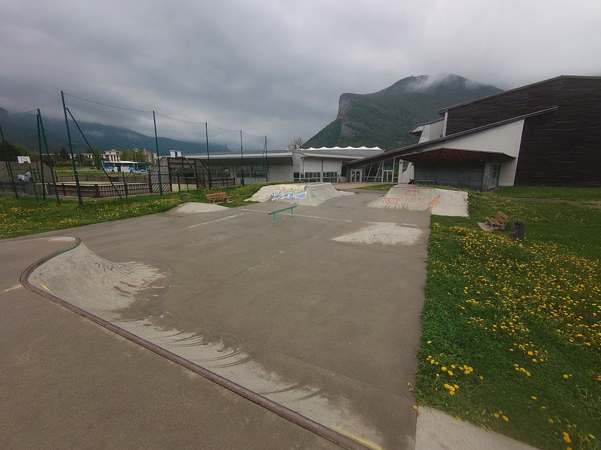 Lycée La Fontaine Faverges Skate Spot