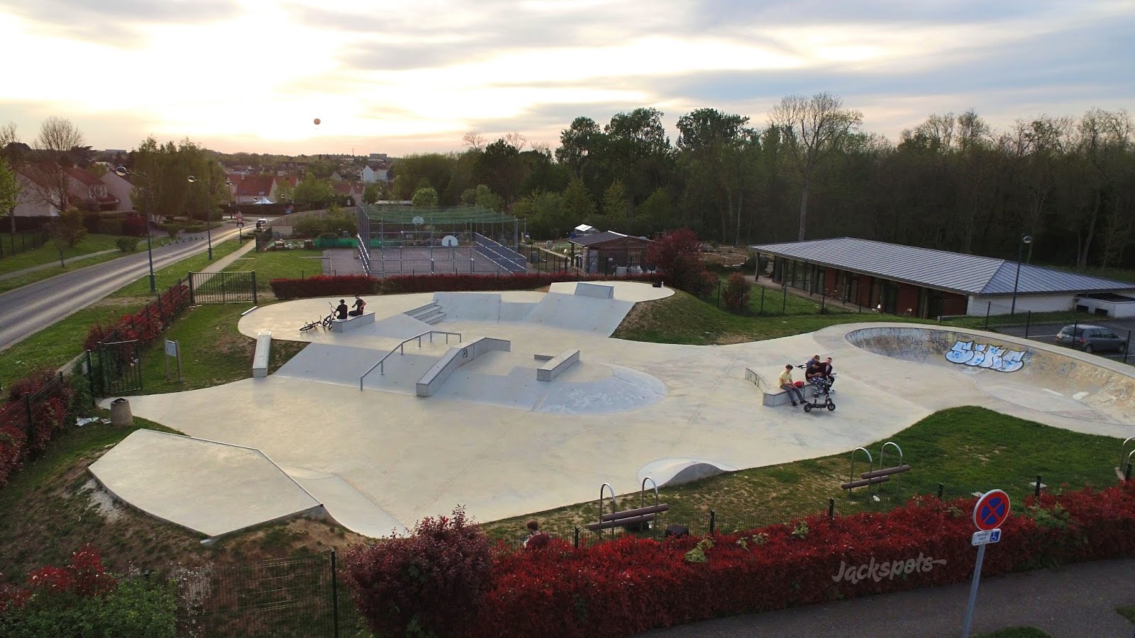 École Tabarly Magny le Hongre Skate Spot