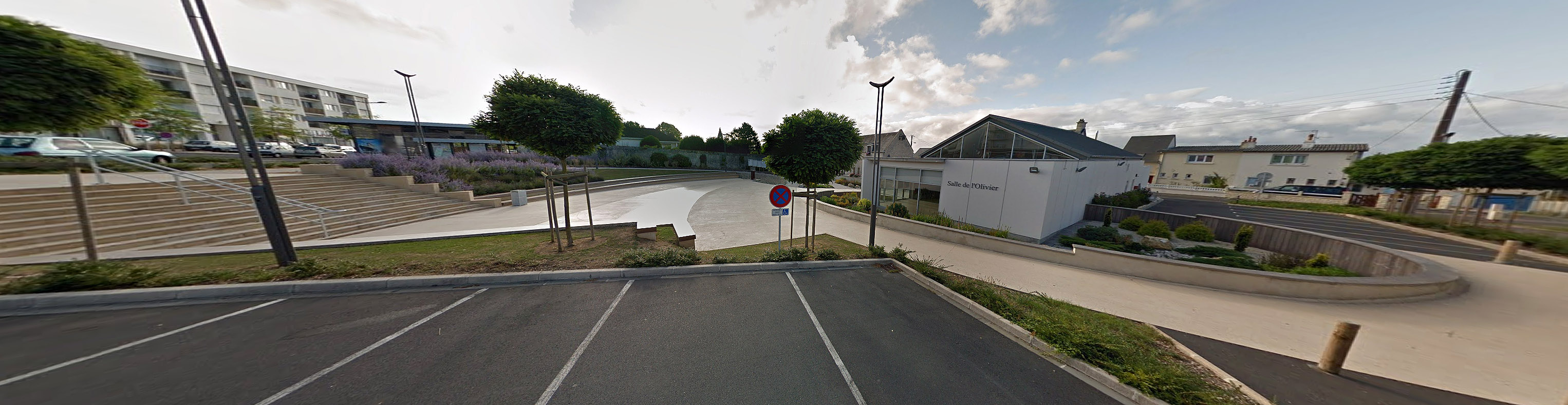 Place Mairie Saint Germain la Blanche Herbe Skate Spot