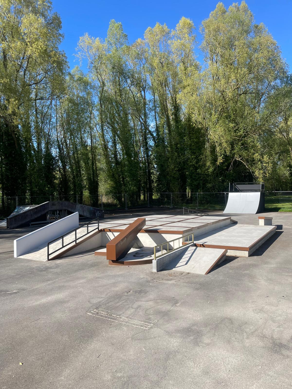 Île de Loisirs Étampes Skate Spot