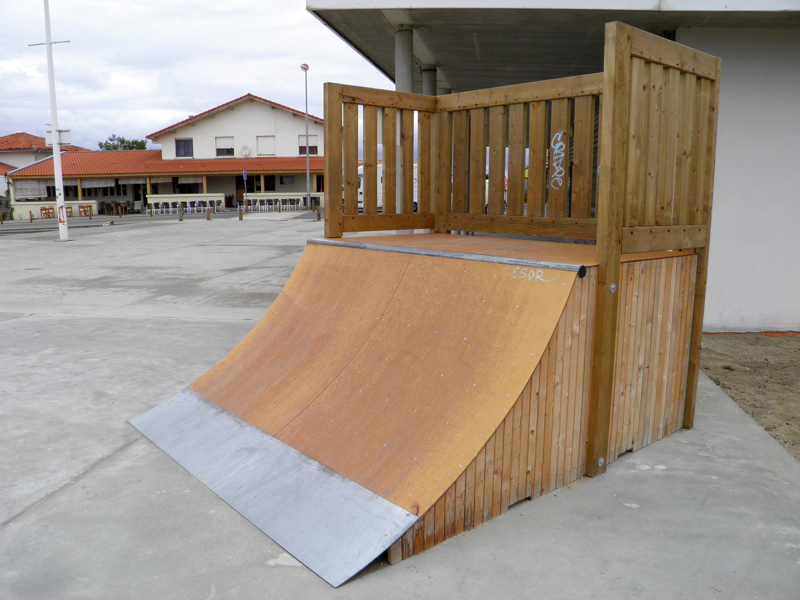 La Place Saint Julien en Born Skate Spot