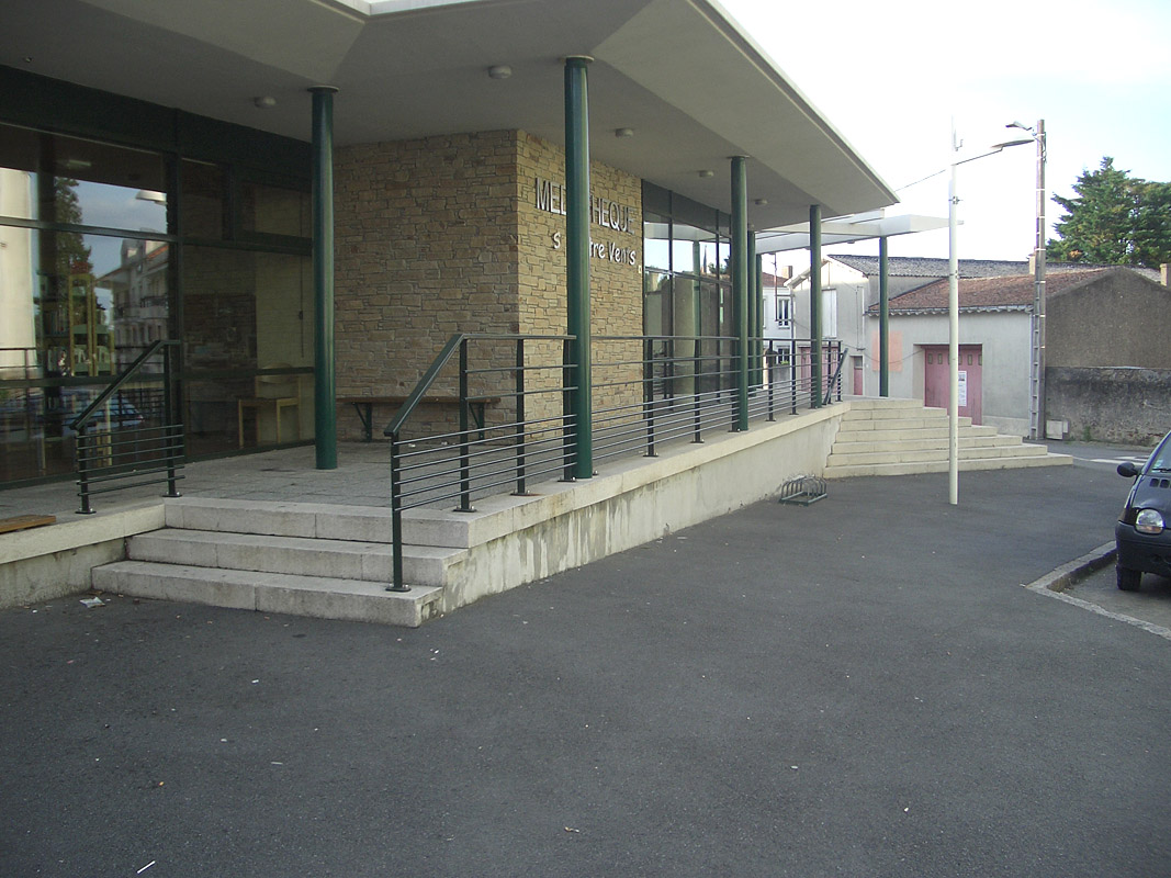 Médiathèque Le Loroux Bottereau Skate Spot