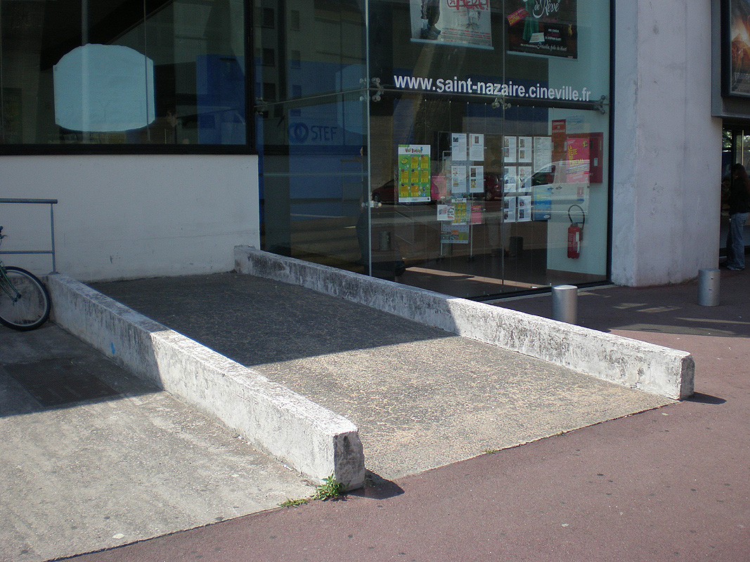 Cinéville Saint Nazaire Skate Spot