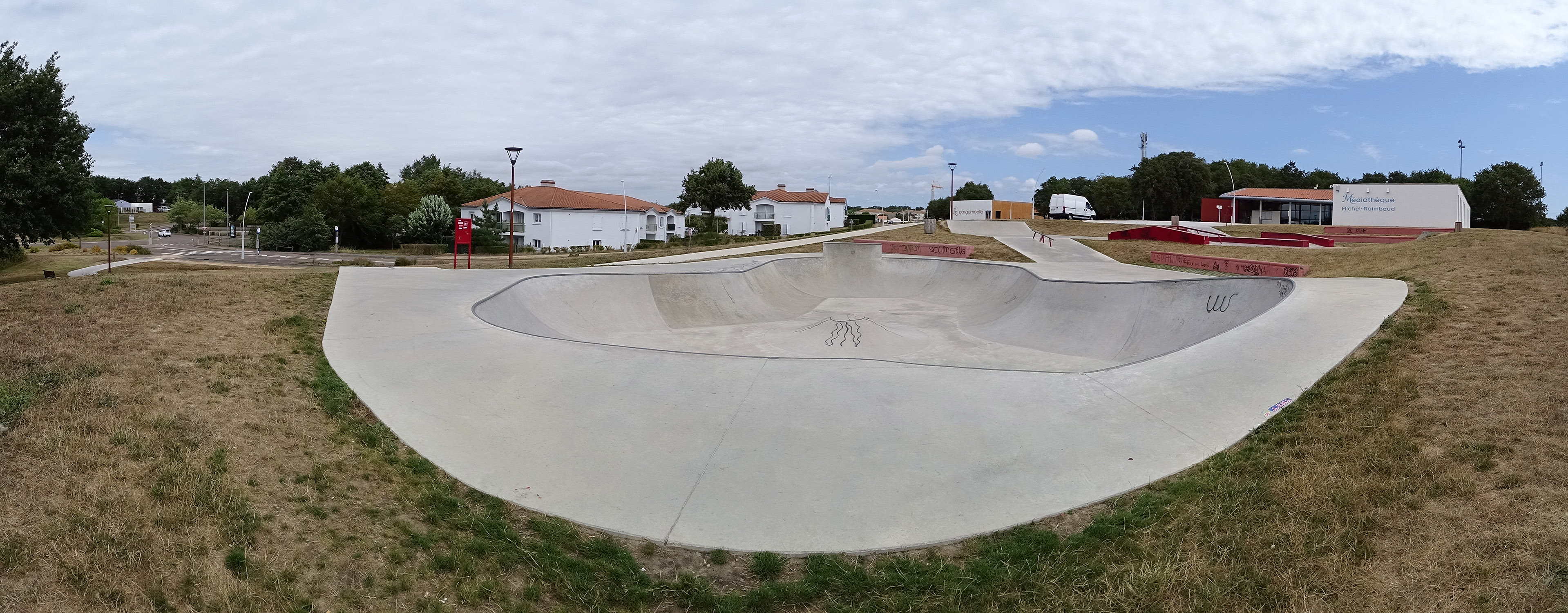 Médiathèque Rimbaud Les Sables d' Olonne Skate Spot