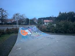 Le Cimetière Sanguinet Skate Spot
