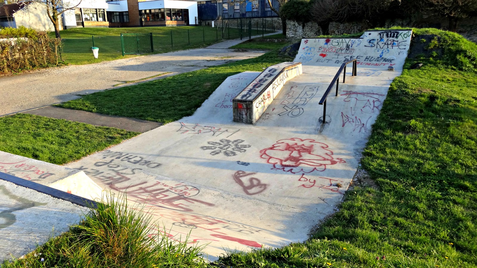 Mairie Saulx les Chartreux Skate Spot