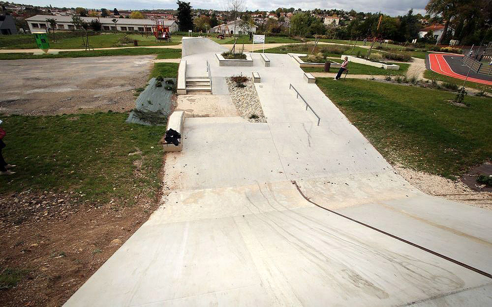 Complexe Sportif Ruelle sur Touvre Skate Spot