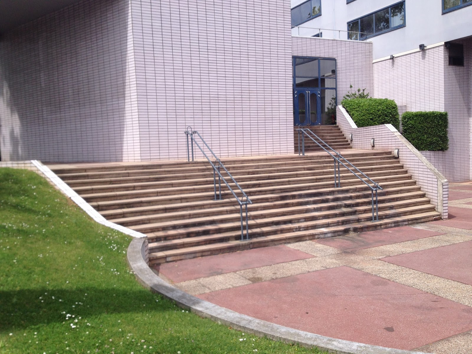 Onepark Halle Lyon Skate Spot