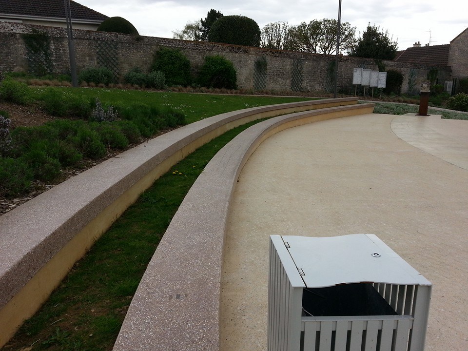 Place Mairie Saint Germain la Blanche Herbe Skate Spot