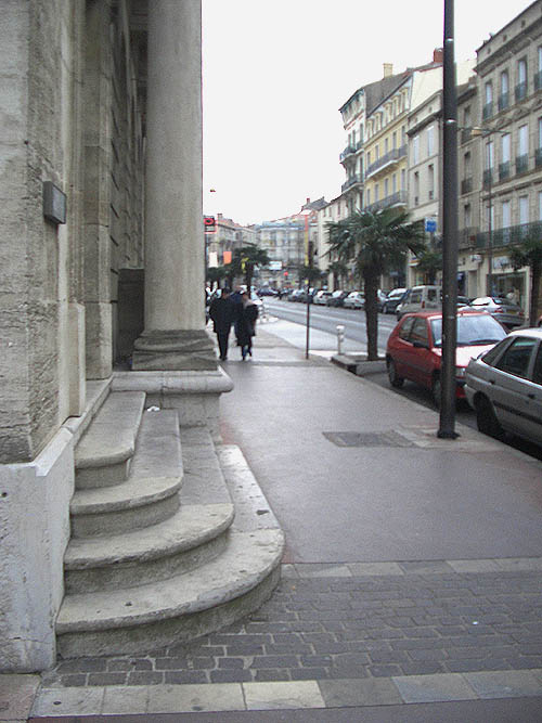 Caisse d' Epargne Spot Street Béziers Skate Spot 3/5