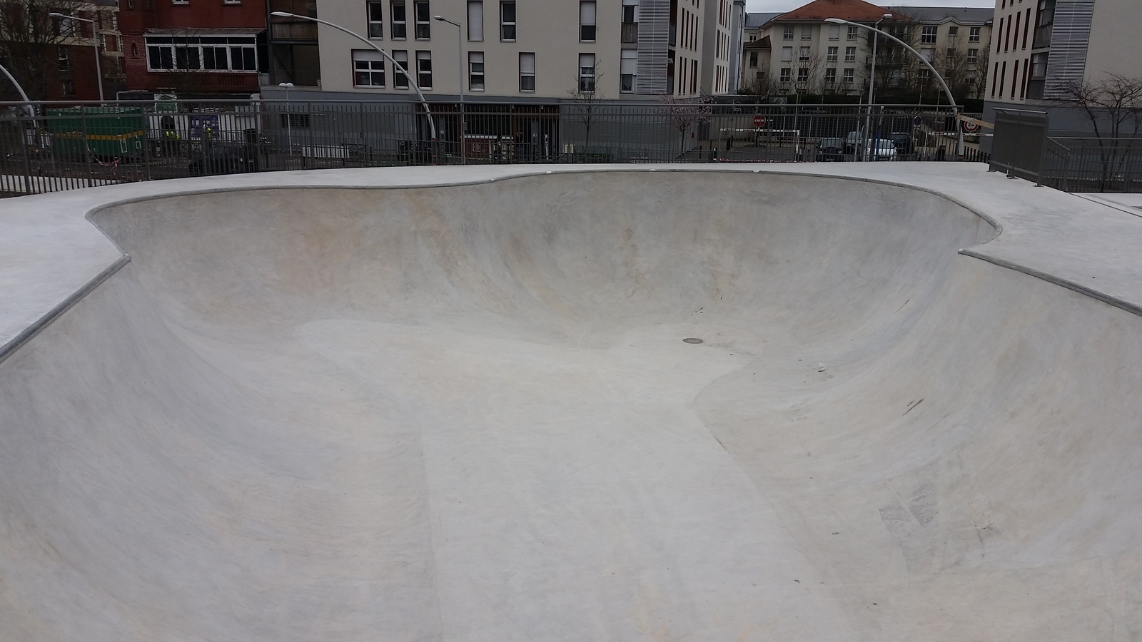 Hoche Bowl Nanterre Skate Spot 5/5