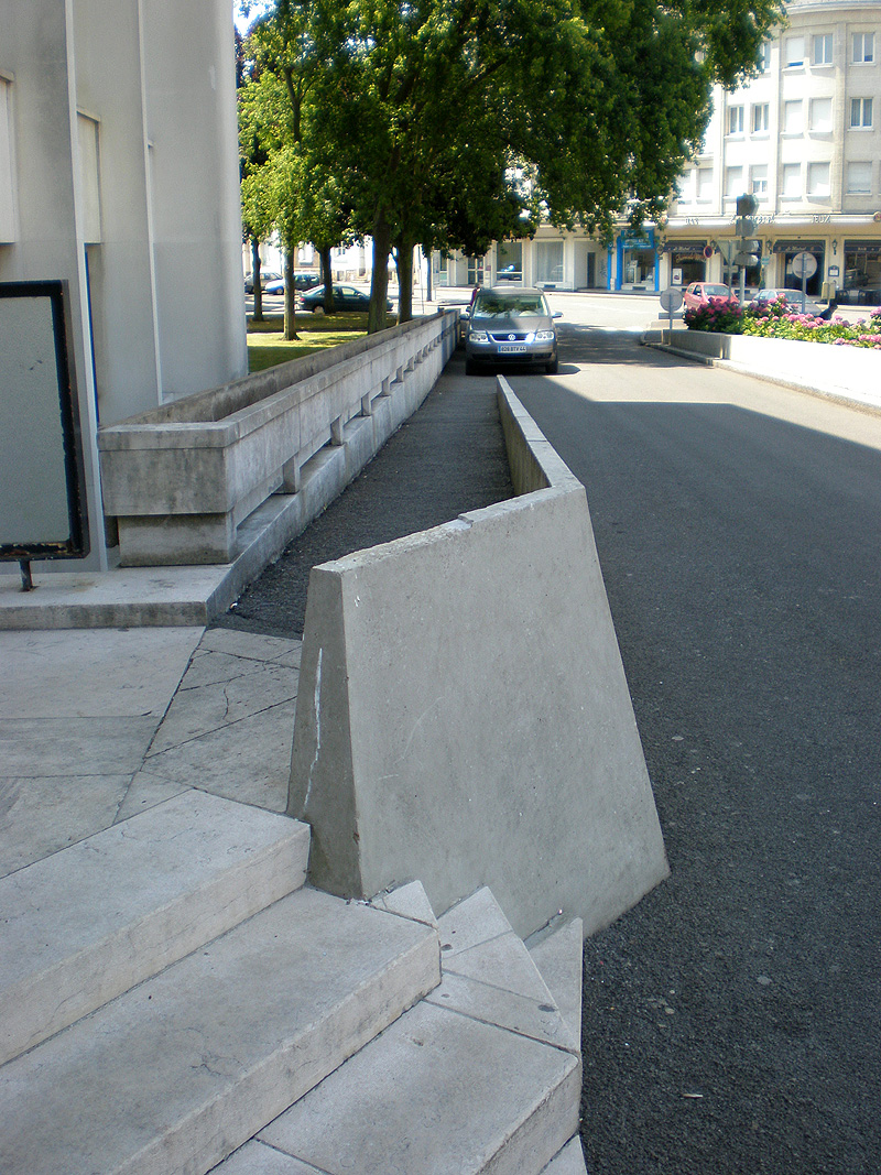 Hôtel de ville Plaza Saint Nazaire Skate Spot 4/5