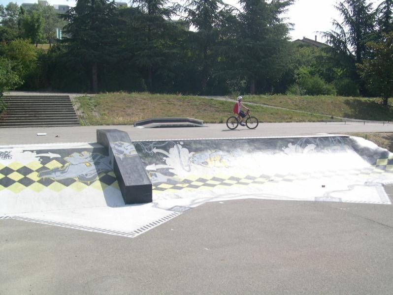 Mas de la Raz Skatepark Villefontaine Skate Spot 3/5