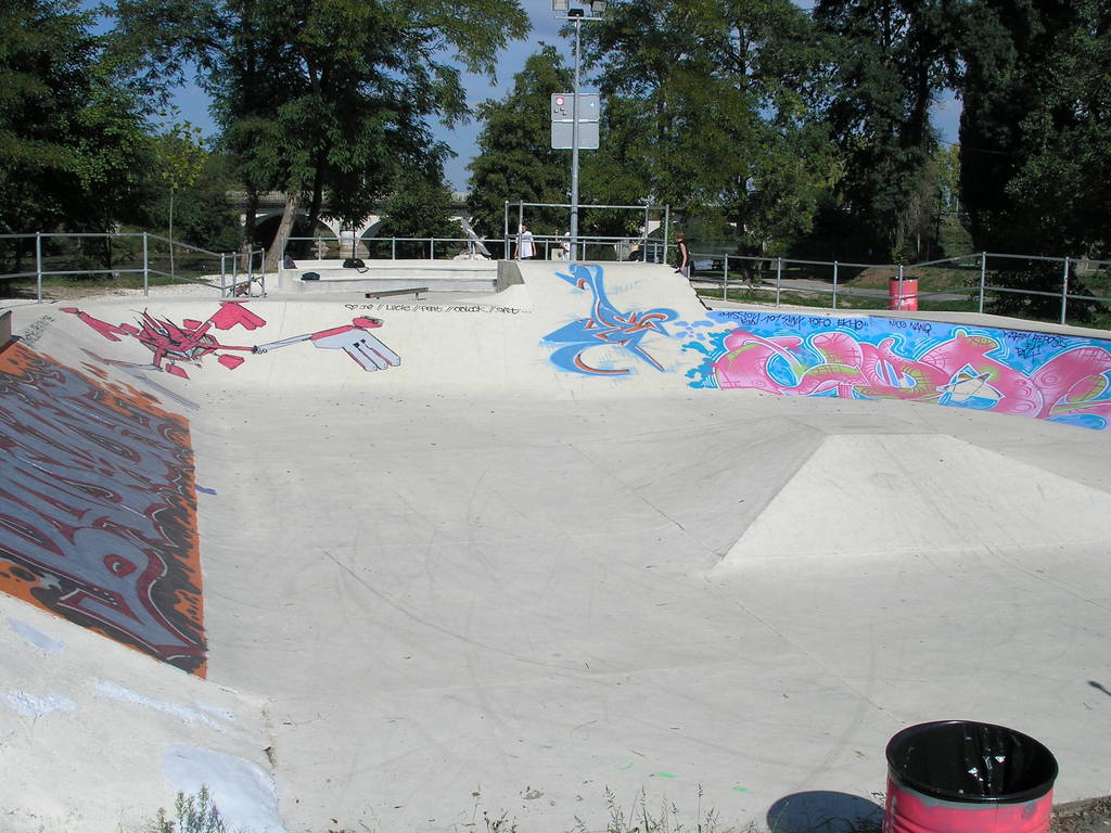 L' Écluse Bowl Saint Léon sur l'Isle Skate Spot 3/5