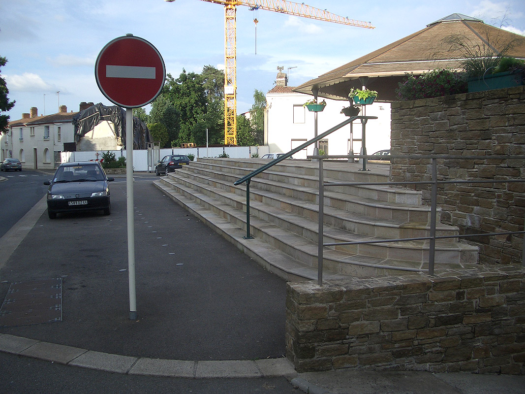 Église St Jean Spot Street Le Loroux Bottereau Skate Spot 3/5