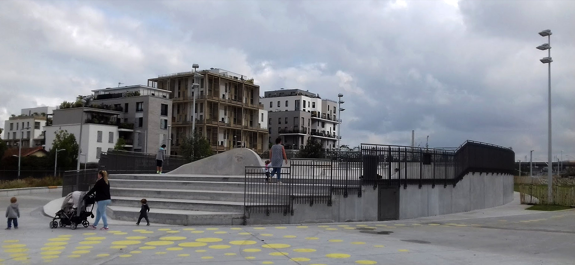Hoche Bowl Nanterre Skate Spot 5/5