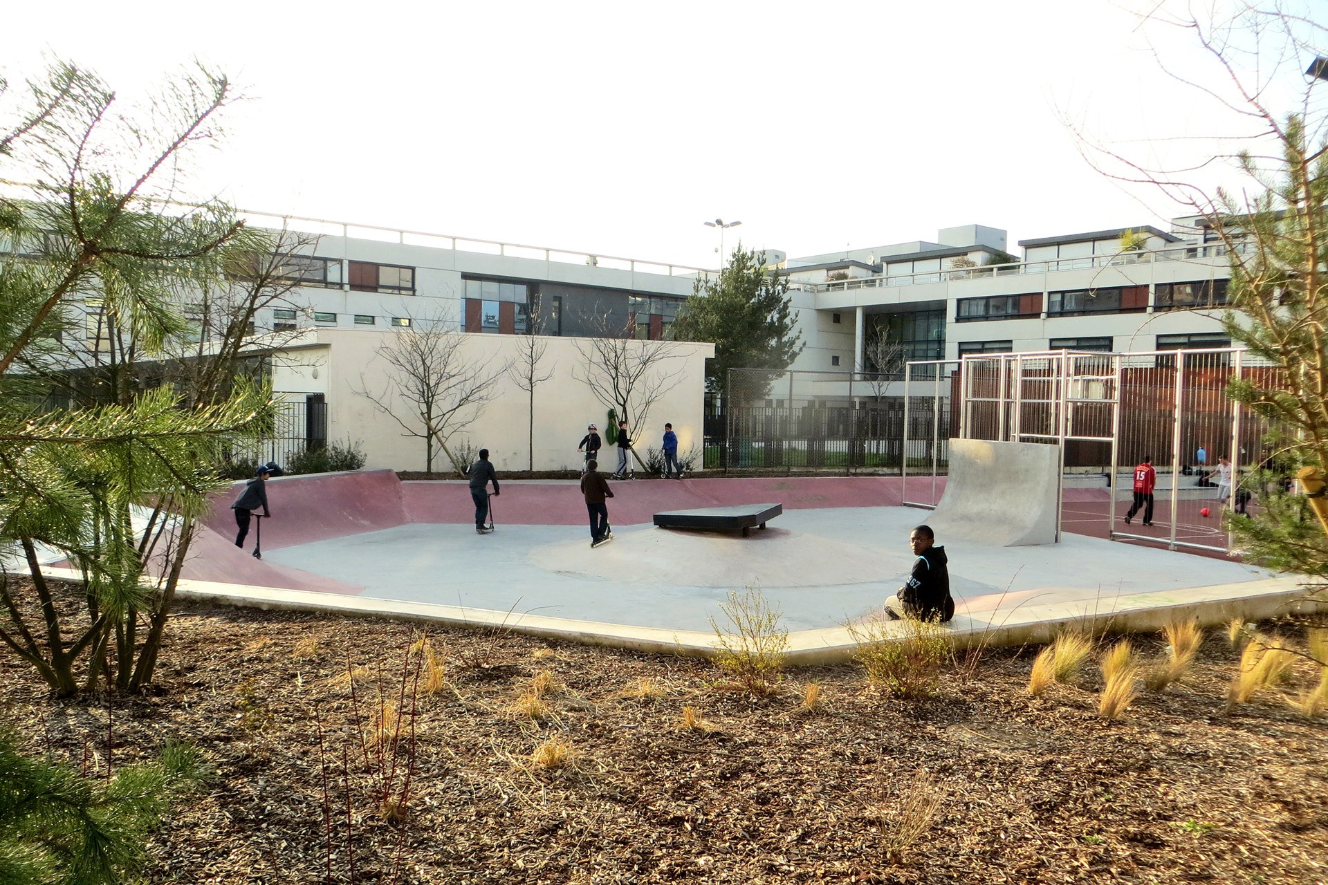 Jardin Des Fauvelles Skatepark Courbevoie Skate Spot 4/5