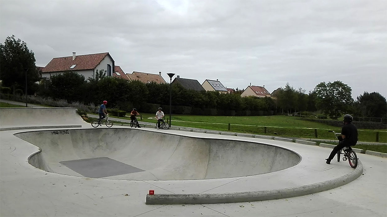 Les Granges Skatepark Mortagne au Perche Skate Spot 3/5