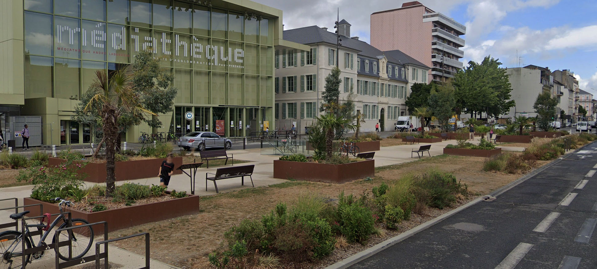 Les Halles Plaza Pau Skate Spot 4/5