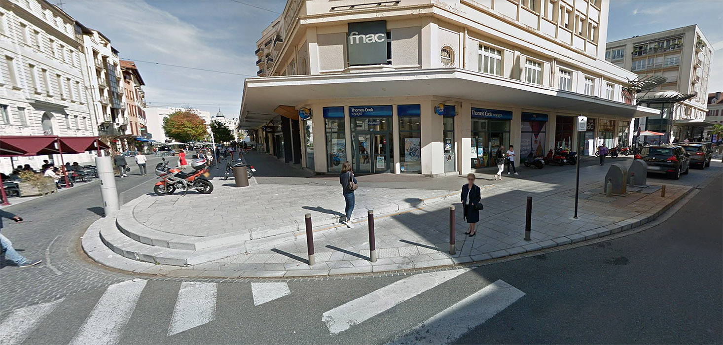 La Fontaine Plaza Pau Skate Spot 4/5
