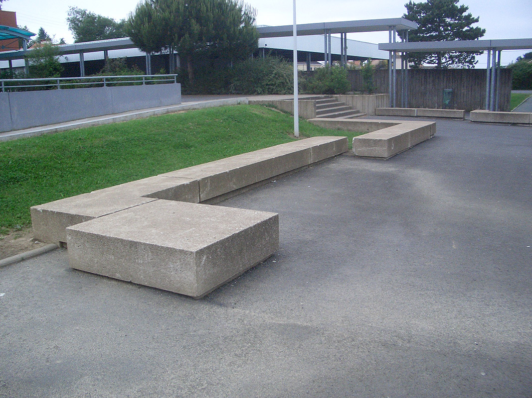 Collège Petite Lande Plaza Rezé Skate Spot 4/5