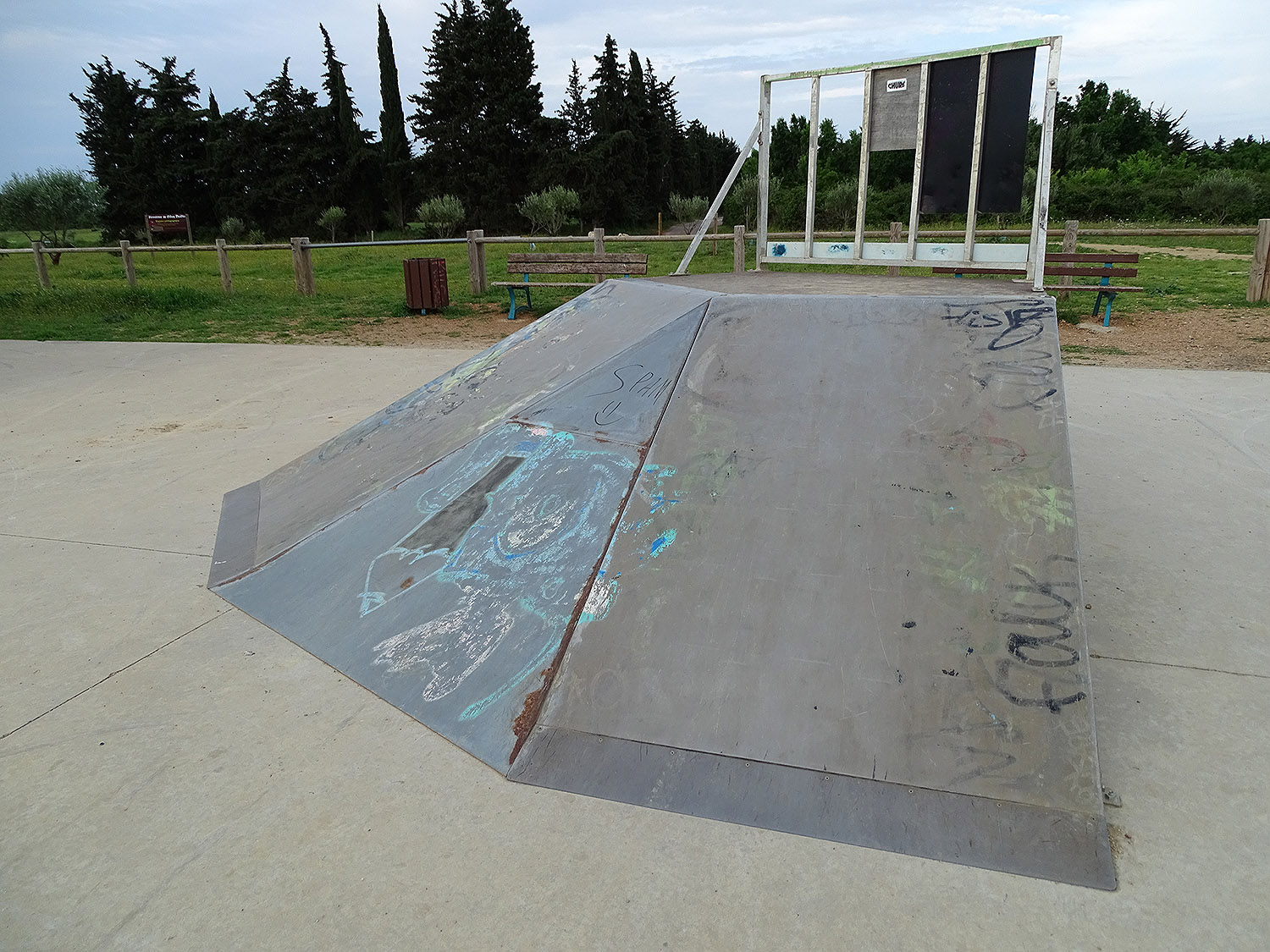 Stade Mimoun Skatepark Villeneuve lès Maguelone Skate Spot 3/5