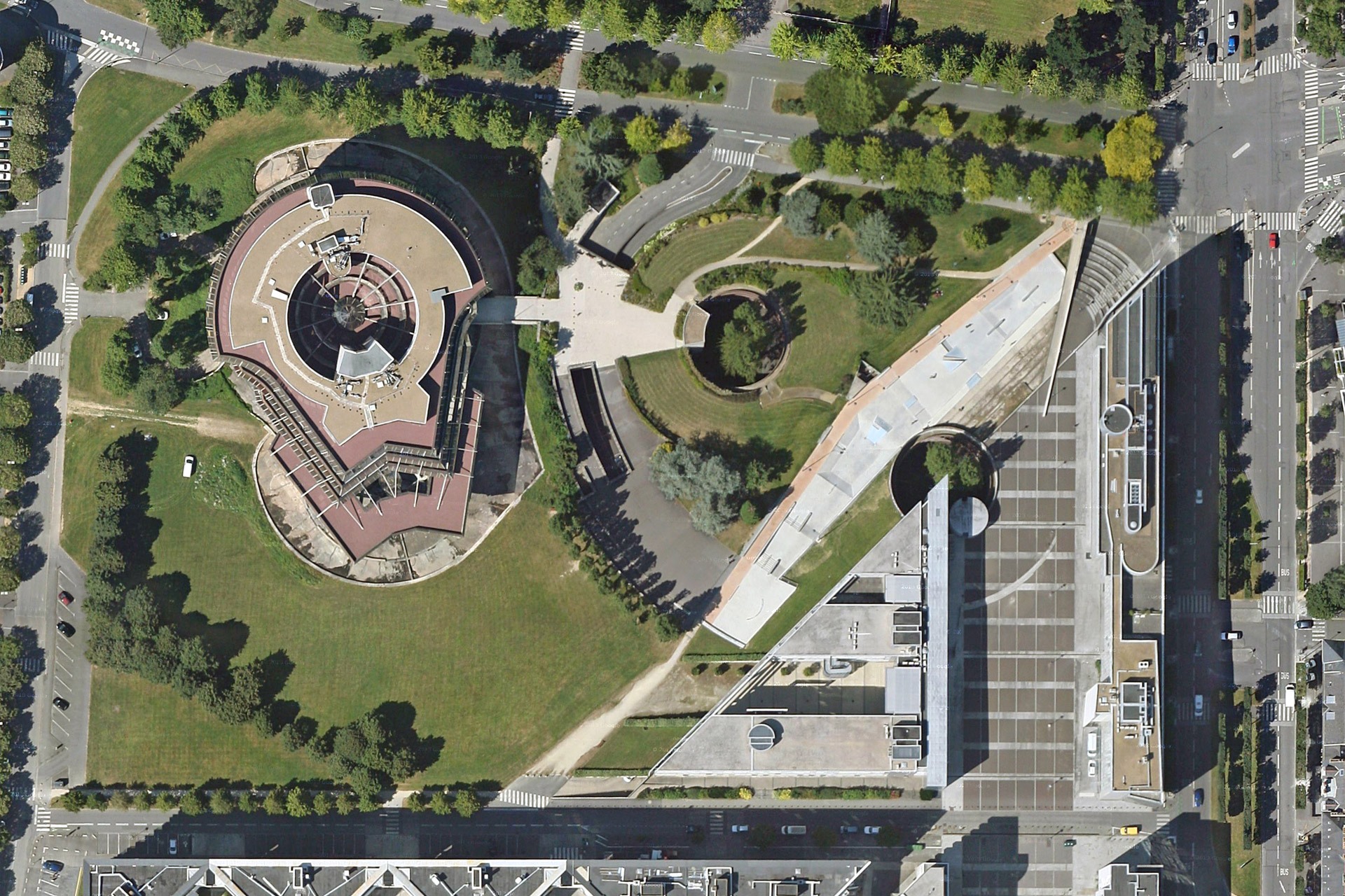 L' Arsenal Plaza Rennes Skate Spot 5/5