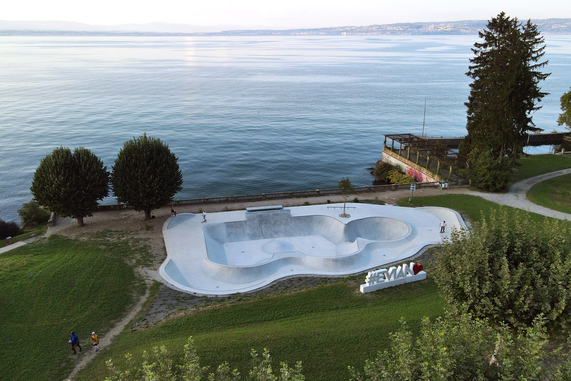 Bowl d' Évian Bowl Évian les Bains Skate Spot 5/5